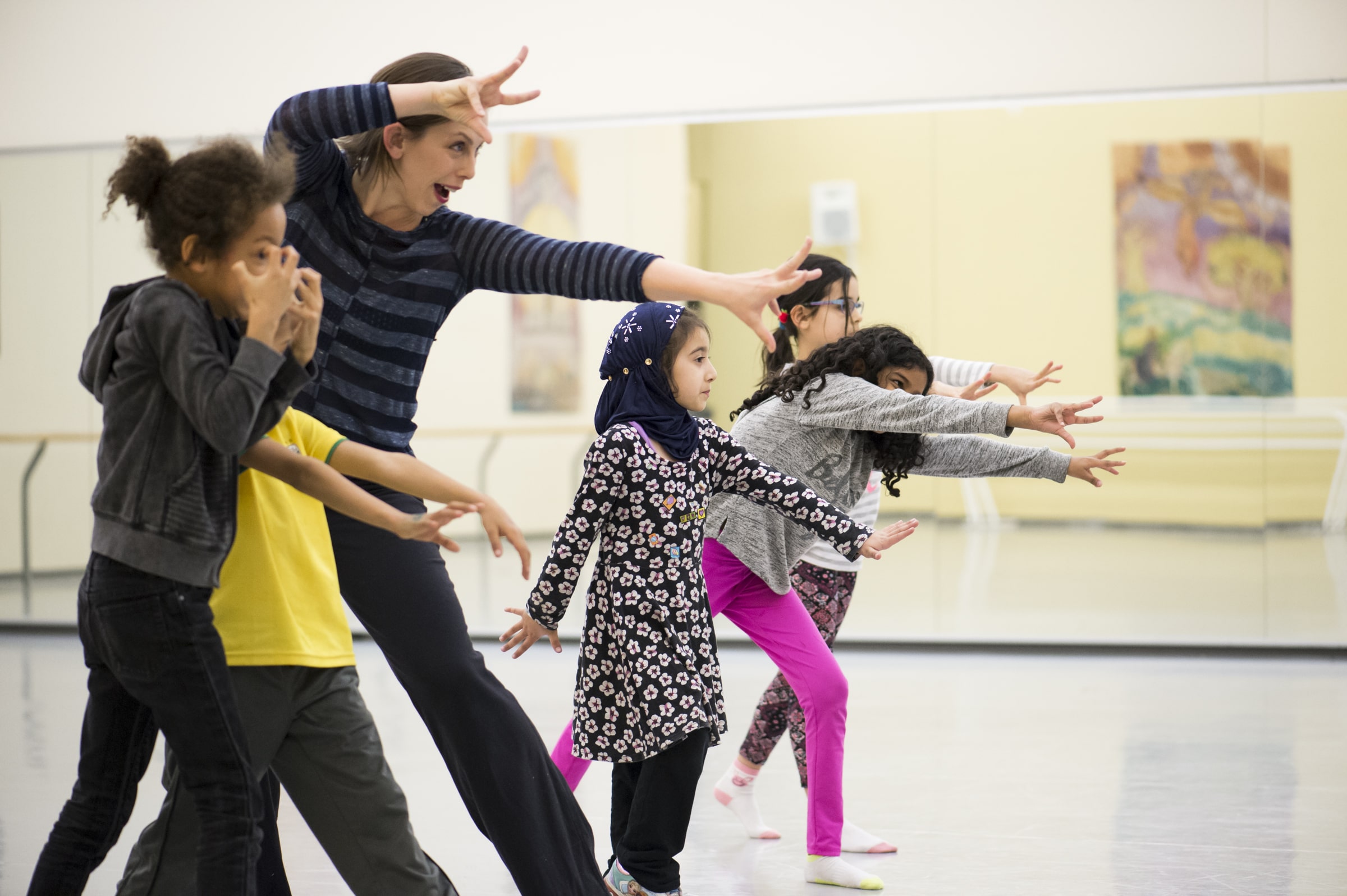 Enfants qui dansent et découvrent pendant un cours de danse communautaire