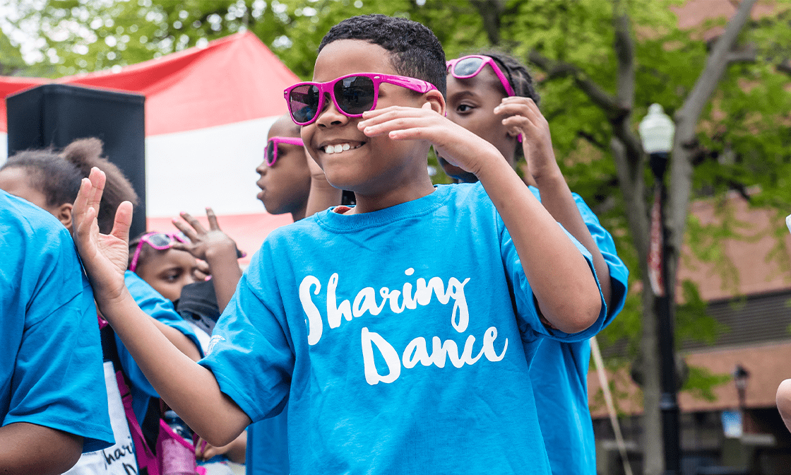 Enfants qui dansent et participent à l’occasion de la Journée Dansons ensemble avec l’ÉNB